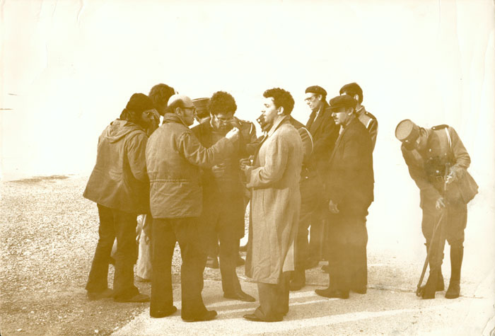 Ο Θόδωρος Αγγελόπουλος με συνεργάτες του κατά τη διάρκεια των γυρισμάτων της ταινίας «Ο Θίασος», 1974