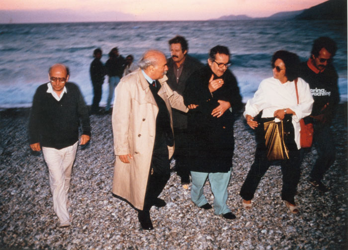 Theo&nbsp;Angelopoulos,&nbsp;Marcello&nbsp;Mastroianni&nbsp;und&nbsp;Mitarbeitende&nbsp;während&nbsp;der&nbsp;Dreharbeiten&nbsp;zum&nbsp;Film&nbsp;«Der&nbsp;Bienenzüchter»,&nbsp;B).