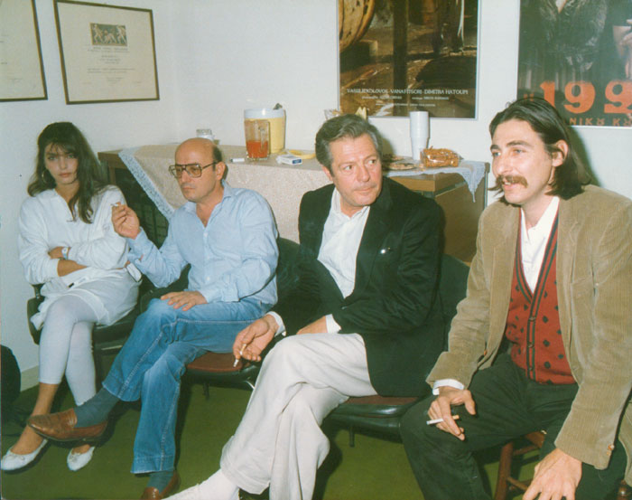 Theo&nbsp;Angelopoulos,&nbsp;Marcello&nbsp;Mastroianni&nbsp;und&nbsp;Mitarbeitende&nbsp;während&nbsp;der&nbsp;Dreharbeiten&nbsp;zum&nbsp;Film&nbsp;«Der&nbsp;Bienenzüchter»,&nbsp;Photo:&nbsp;Anagnostopoulos&nbsp;O.&nbsp;E.