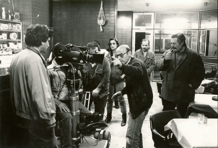 Theo&nbsp;Angelopoulos,&nbsp;Marcello&nbsp;Mastroianni&nbsp;und&nbsp;Mitarbeitende&nbsp;während&nbsp;der&nbsp;Dreharbeiten&nbsp;zum&nbsp;Film&nbsp;««Der&nbsp;Bienenzüchter»,&nbsp;Mention&nbsp;obligatoire:&nbsp;J.&nbsp;Prebois&nbsp;/Kipa.