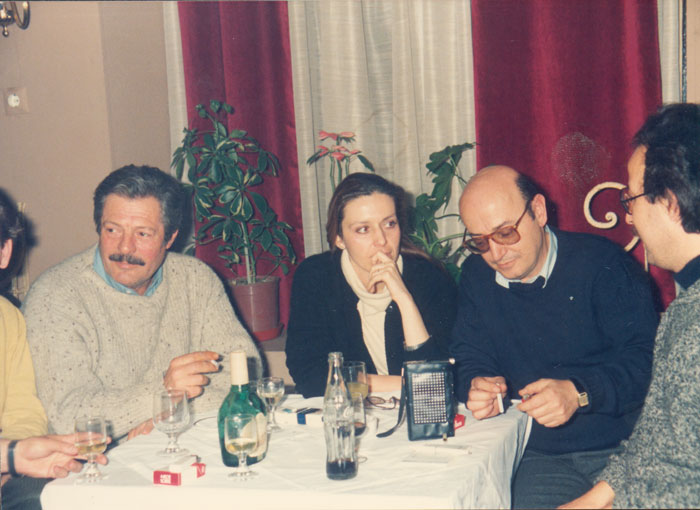 Theo&nbsp;Angelopoulos,&nbsp;Marcello&nbsp;Mastroianni&nbsp;und&nbsp;Mitarbeitende&nbsp;während&nbsp;der&nbsp;Dreharbeiten&nbsp;zum&nbsp;Film&nbsp;«Der&nbsp;Bienenzüchter».