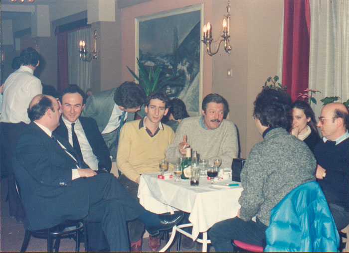 Theo&nbsp;Angelopoulos,&nbsp;Marcello&nbsp;Mastroianni&nbsp;und&nbsp;Mitarbeitende&nbsp;während&nbsp;der&nbsp;Dreharbeiten&nbsp;zum&nbsp;Film&nbsp;«Der&nbsp;Bienenzüchter».