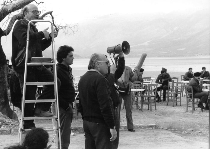 Theo&nbsp;Angelopoulos&nbsp;und&nbsp;Mitarbeitende&nbsp;während&nbsp;Dreharbeiten&nbsp;zum&nbsp;Film&nbsp;«Der&nbsp;Bienenzüchter».