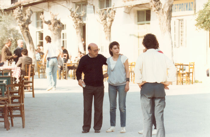 Theo&nbsp;Angelopoulos&nbsp;mit&nbsp;Marcello&nbsp;Mastroianni&nbsp;und&nbsp;Nadia&nbsp;Maourouzi&nbsp;während&nbsp;der&nbsp;Dreharbeiten&nbsp;zum&nbsp;Film&nbsp;«Der&nbsp;Bienenzüchter».