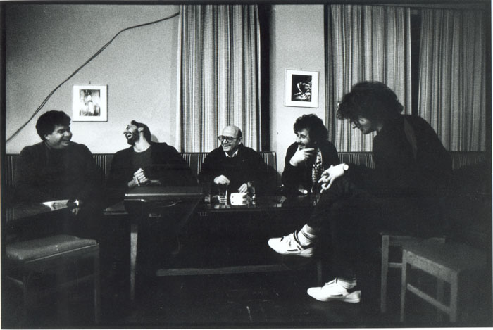 Theo&nbsp;Angelopoulos&nbsp;und&nbsp;Mitarbeitende&nbsp;während&nbsp;der&nbsp;Dreharbeiten&nbsp;zum&nbsp;Film&nbsp;«Der&nbsp;schwebende&nbsp;Schritt&nbsp;des&nbsp;Storches»,&nbsp;Nikos&nbsp;Panayotopoulos,&nbsp;1990.