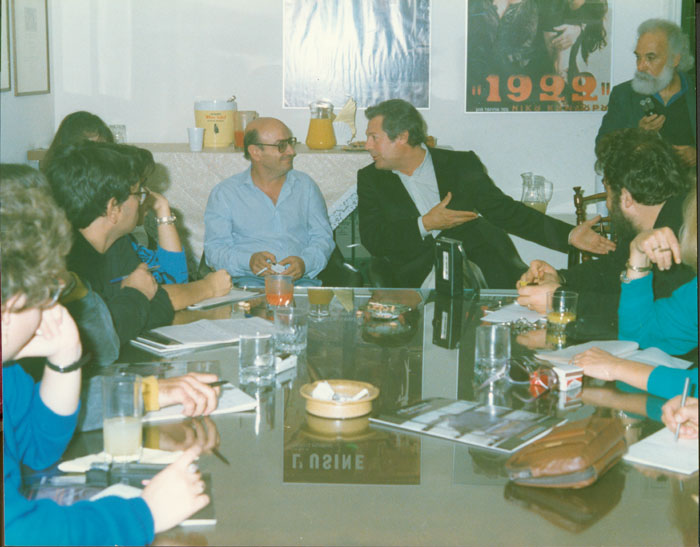 Theo&nbsp;Angelopoulos&nbsp;und&nbsp;Marcello&nbsp;Mastroianni&nbsp;mit&nbsp;Mitarbeitenden&nbsp;während&nbsp;der&nbsp;Dreharbeiten&nbsp;zum&nbsp;Film&nbsp;«Der&nbsp;schwebende&nbsp;Schritt&nbsp;des&nbsp;Storches»,&nbsp;Photo&nbsp;Anagnostopoulos&nbsp;O.E.,&nbsp;1990.