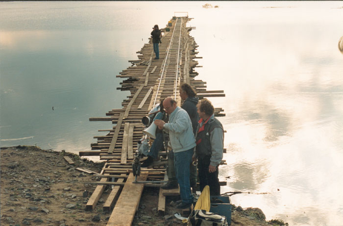 Theo&nbsp;Angelopoulos&nbsp;und&nbsp;Mitarbeitende&nbsp;während&nbsp;der&nbsp;Dreharbeiten&nbsp;zum&nbsp;Film&nbsp;«Der&nbsp;schwebende&nbsp;Schritt&nbsp;des&nbsp;Storches»,&nbsp;1990.