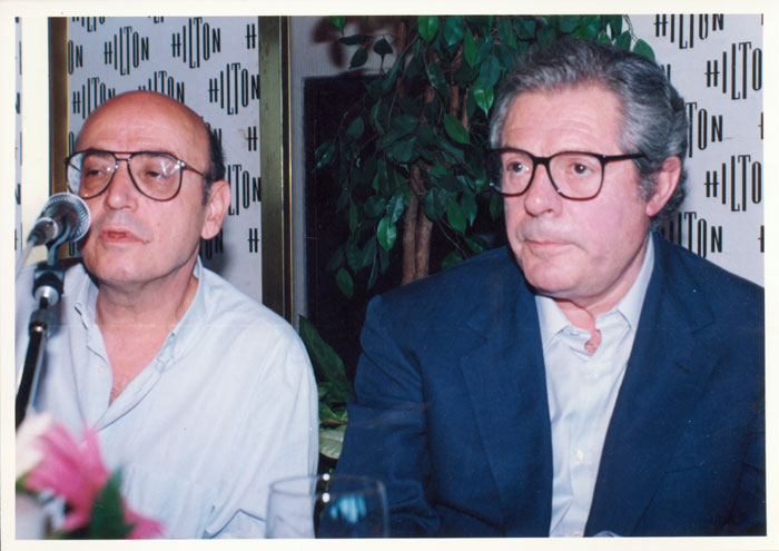 Theo&nbsp;Angelopoulos&nbsp;und&nbsp;Marcello&nbsp;Mastroianni&nbsp;während&nbsp;einer&nbsp;Präsentation&nbsp;des&nbsp;Films&nbsp;«Der&nbsp;schwebende&nbsp;Schritt&nbsp;des&nbsp;Storches»&nbsp;in&nbsp;Israel,&nbsp;1992.