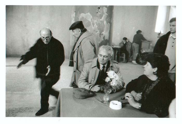 Theo&nbsp;Angelopoulos&nbsp;mit&nbsp;Thanasis&nbsp;Vengos&nbsp;und&nbsp;Mitarbeitenden&nbsp;während&nbsp;der&nbsp;Dreharbeiten&nbsp;zum&nbsp;Film&nbsp;«Der&nbsp;Blick&nbsp;des&nbsp;Odysseus»,&nbsp;Magnum&nbsp;Photos,&nbsp;1994.