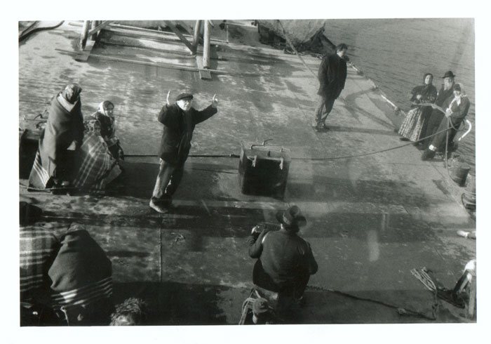 &nbsp;Theo&nbsp;Angelopoulos&nbsp;und&nbsp;Mitarbeitende&nbsp;während&nbsp;der&nbsp;Dreharbeiten&nbsp;zum&nbsp;Film&nbsp;«Der&nbsp;Blick&nbsp;des&nbsp;Odysseus»,&nbsp;Magnum&nbsp;Photos,&nbsp;1994.