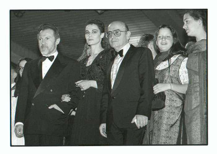 &nbsp;Theo&nbsp;Angelopoulos&nbsp;mit&nbsp;seinen&nbsp;Töchtern,&nbsp;Harvey&nbsp;Keitel,&nbsp;Maya&nbsp;Morgenstern&nbsp;und&nbsp;Eleni&nbsp;Karaindrou&nbsp;am&nbsp;Filmfestival&nbsp;in&nbsp;Cannes&nbsp;während&nbsp;der&nbsp;Präsentation&nbsp;des&nbsp;Films&nbsp;«Der&nbsp;Blick&nbsp;des&nbsp;Odysseus»,&nbsp;Photos:&nbsp;Erin&nbsp;Coiffier,&nbsp;1995.
