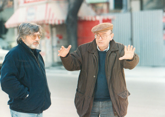 &nbsp;Theo&nbsp;Angelopoulos&nbsp;und&nbsp;Yorgos&nbsp;Arvanitis&nbsp;während&nbsp;der&nbsp;Dreharbeiten&nbsp;zum&nbsp;Film&nbsp;«Der&nbsp;Blick&nbsp;des&nbsp;Odysseus»,&nbsp;Photos:&nbsp;Yanis&nbsp;Kiriakidis,&nbsp;1994.
