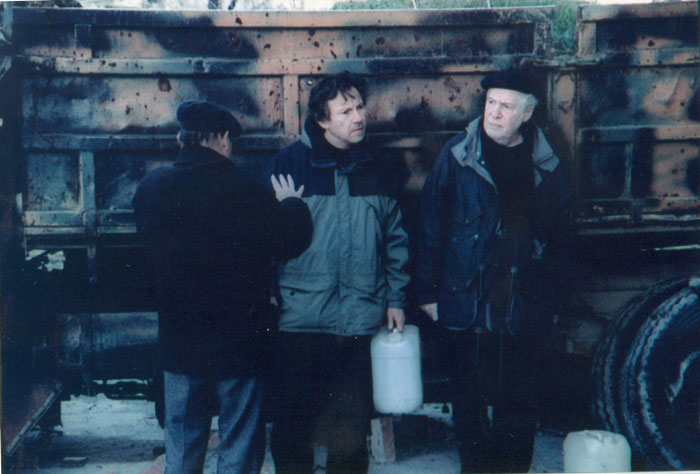 &nbsp;Theo&nbsp;Angelopoulos,&nbsp;Harvey&nbsp;Keitel&nbsp;und&nbsp;Erlund&nbsp;Josephson&nbsp;während&nbsp;Dreharbeiten&nbsp;zum&nbsp;Film&nbsp;«Der&nbsp;Blick&nbsp;des&nbsp;Odysseus»,&nbsp;1994.