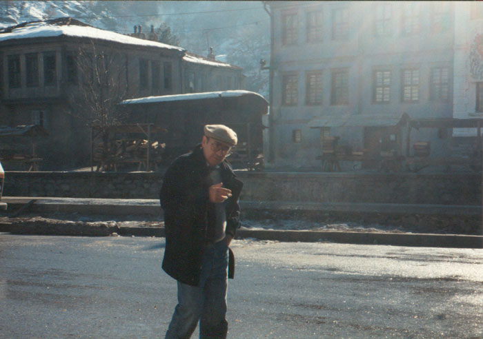 &nbsp;Theo&nbsp;Angelopoulos&nbsp;während&nbsp;Dreharbeiten&nbsp;zum&nbsp;Film&nbsp;«Der&nbsp;Blick&nbsp;des&nbsp;Odysseus»,&nbsp;1994.