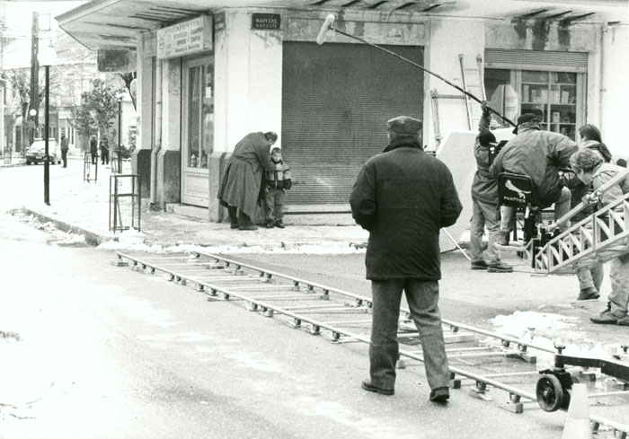 Theo&nbsp;Angelopoulos&nbsp;und&nbsp;Mitarbeitende&nbsp;während&nbsp;der&nbsp;Dreharbeiten&nbsp;zum&nbsp;Film&nbsp;«Die&nbsp;Ewigkeit&nbsp;und&nbsp;ein&nbsp;Tag»,&nbsp;Maria&nbsp;Yanopoulos.