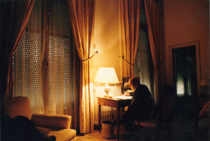 Theo&nbsp;Angelopoulos&nbsp;während&nbsp;Dreharbeiten&nbsp;zum&nbsp;Film&nbsp;«Eleni&nbsp;-&nbsp;die&nbsp;Erde&nbsp;weint»&nbsp;im&nbsp;Hotel.&nbsp;