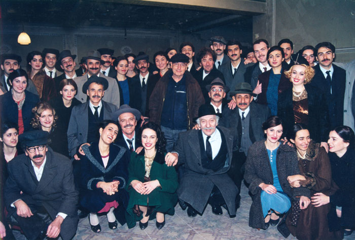 &nbsp;Theo&nbsp;Angelopoulos&nbsp;und&nbsp;Mitarbeitende&nbsp;während&nbsp;der&nbsp;Dreharbeiten&nbsp;zum&nbsp;Film&nbsp;«Eleni&nbsp;-&nbsp;die&nbsp;Erde&nbsp;weint»,&nbsp;Fotoreportage&nbsp;in&nbsp;Griechenland&nbsp;und&nbsp;im&nbsp;Ausland:&nbsp;Yanis&nbsp;Kiriakidis,&nbsp;2002.