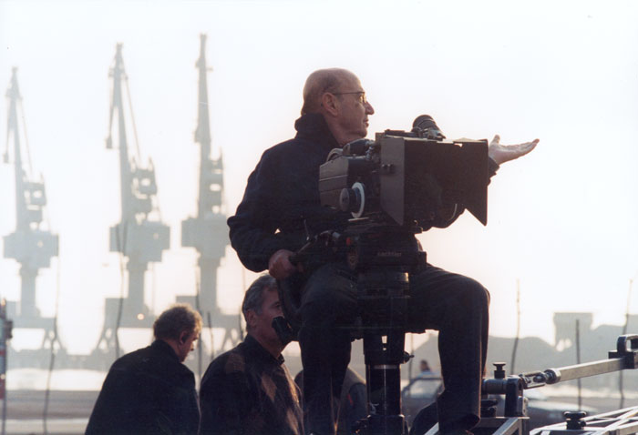 &nbsp;Theo&nbsp;Angelopoulos&nbsp;und&nbsp;Mitarbeitende&nbsp;während&nbsp;der&nbsp;Dreharbeiten&nbsp;zum&nbsp;Film&nbsp;«Eleni&nbsp;-&nbsp;die&nbsp;Erde&nbsp;weint»,&nbsp;Fotoreportage&nbsp;in&nbsp;Griechenland&nbsp;und&nbsp;im&nbsp;Ausland:&nbsp;Yanis&nbsp;Kiriakidis,&nbsp;2002.