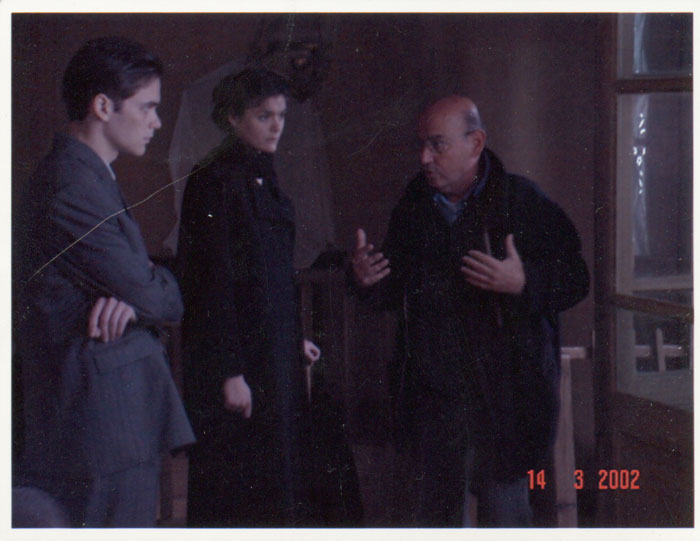 Theo&nbsp;Angelopoulos,&nbsp;Alexundra&nbsp;Aidini&nbsp;und&nbsp;Nikos&nbsp;Poursanidis&nbsp;während&nbsp;Dreharbeiten&nbsp;zum&nbsp;Film&nbsp;«Eleni&nbsp;-&nbsp;die&nbsp;Erde&nbsp;weint»,&nbsp;2002.