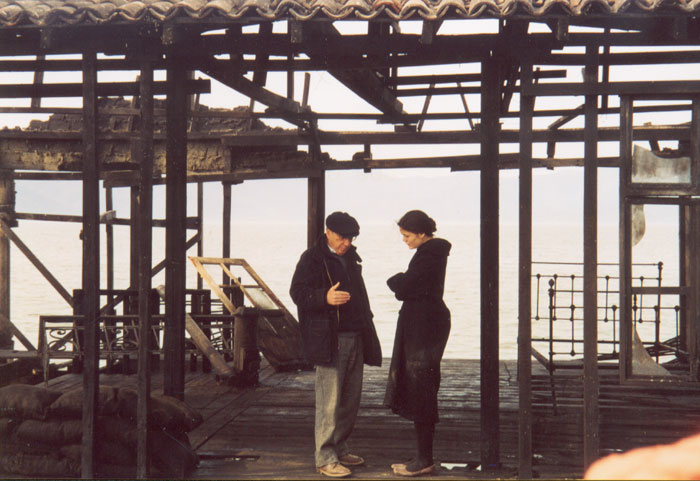 &nbsp;Theo&nbsp;Angelopoulos&nbsp;und&nbsp;Alexundra&nbsp;Aidini&nbsp;während&nbsp;Dreharbeiten&nbsp;zum&nbsp;Film&nbsp;«Eleni&nbsp;-&nbsp;die&nbsp;Erde&nbsp;weint»,&nbsp;2003.