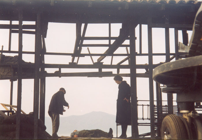 Theo&nbsp;Angelopoulos&nbsp;und&nbsp;Alexundra&nbsp;Aidini&nbsp;während&nbsp;Dreharbeiten&nbsp;zum&nbsp;Film&nbsp;«Eleni&nbsp;-&nbsp;die&nbsp;Erde&nbsp;weint»,&nbsp;2003.