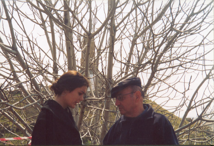 &nbsp;Theo&nbsp;Angelopoulos&nbsp;und&nbsp;Alexundra&nbsp;Aidini&nbsp;während&nbsp;Dreharbeiten&nbsp;zum&nbsp;Film&nbsp;«Eleni&nbsp;-&nbsp;die&nbsp;Erde&nbsp;weint»,&nbsp;2003.