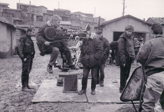 &nbsp;Theo&nbsp;Angelopoulos&nbsp;und&nbsp;Mitarbeitende&nbsp;während&nbsp;der&nbsp;Dreharbeiten&nbsp;zum&nbsp;Film&nbsp;«Eleni&nbsp;-&nbsp;die&nbsp;Erde&nbsp;weint»,&nbsp;2002.