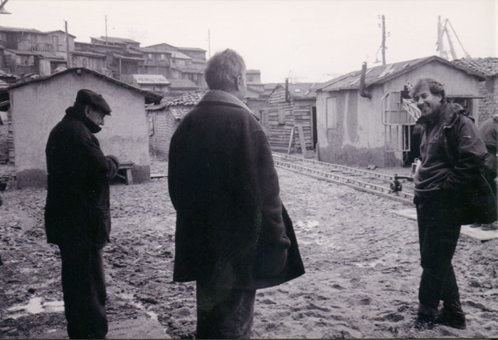 Theo&nbsp;Angelopoulos&nbsp;und&nbsp;Mitarbeitende&nbsp;während&nbsp;der&nbsp;Dreharbeiten&nbsp;zum&nbsp;Film&nbsp;«Eleni&nbsp;-&nbsp;die&nbsp;Erde&nbsp;weint»,&nbsp;2002.
