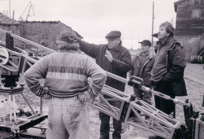 Theo&nbsp;Angelopoulos&nbsp;und&nbsp;Mitarbeitende&nbsp;während&nbsp;der&nbsp;Dreharbeiten&nbsp;zum&nbsp;Film&nbsp;«Eleni&nbsp;-&nbsp;die&nbsp;Erde&nbsp;weint»,&nbsp;2002.