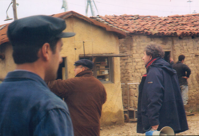 &nbsp;Theo&nbsp;Angelopoulos&nbsp;und&nbsp;Mitarbeitende&nbsp;während&nbsp;der&nbsp;Dreharbeiten&nbsp;zum&nbsp;Film&nbsp;«Eleni&nbsp;-&nbsp;die&nbsp;Erde&nbsp;weint»,&nbsp;2002.