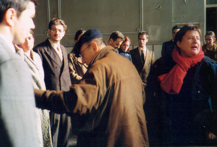 Theo&nbsp;Angelopoulos&nbsp;und&nbsp;Mitarbeitende&nbsp;während&nbsp;der&nbsp;Dreharbeiten&nbsp;zum&nbsp;Film&nbsp;«Eleni&nbsp;-&nbsp;die&nbsp;Erde&nbsp;weint»,&nbsp;2002.