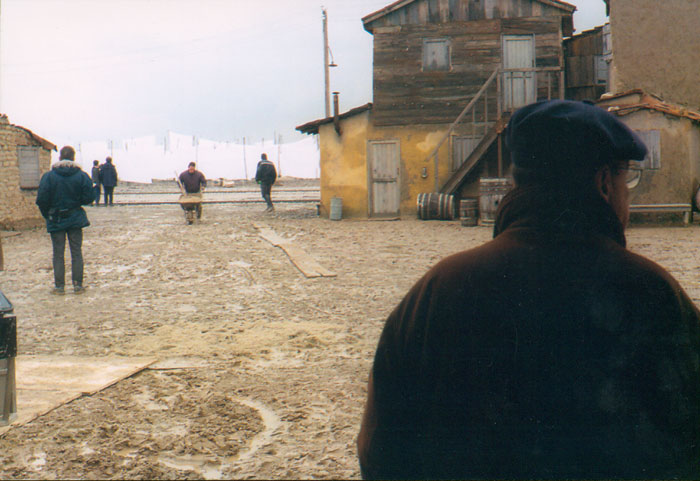 Theo&nbsp;Angelopoulos&nbsp;und&nbsp;Mitarbeitende&nbsp;während&nbsp;der&nbsp;Dreharbeiten&nbsp;zum&nbsp;Film&nbsp;«Eleni&nbsp;-&nbsp;die&nbsp;Erde&nbsp;weint»,&nbsp;2002.