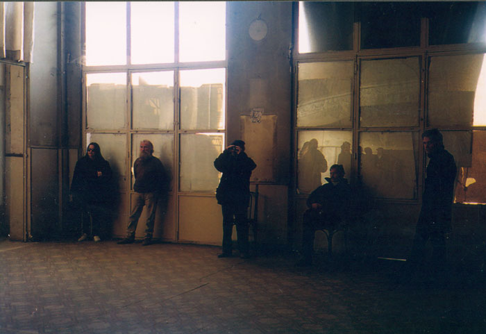 &nbsp;Theo&nbsp;Angelopoulos&nbsp;und&nbsp;Mitarbeitende&nbsp;während&nbsp;der&nbsp;Dreharbeiten&nbsp;zum&nbsp;Film&nbsp;«Eleni&nbsp;-&nbsp;die&nbsp;Erde&nbsp;weint»,&nbsp;2002.