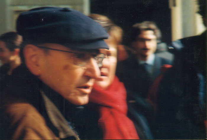 &nbsp;Theo&nbsp;Angelopoulos&nbsp;und&nbsp;Mitarbeitende&nbsp;während&nbsp;der&nbsp;Dreharbeiten&nbsp;zum&nbsp;Film&nbsp;«Eleni&nbsp;-&nbsp;die&nbsp;Erde&nbsp;weint»,&nbsp;2002.