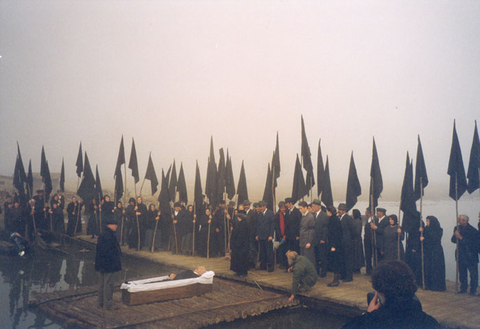 Theo&nbsp;Angelopoulos&nbsp;und&nbsp;Mitarbeitende&nbsp;während&nbsp;der&nbsp;Dreharbeiten&nbsp;zum&nbsp;Film&nbsp;«Eleni&nbsp;-&nbsp;die&nbsp;Erde&nbsp;weint»,&nbsp;2002.