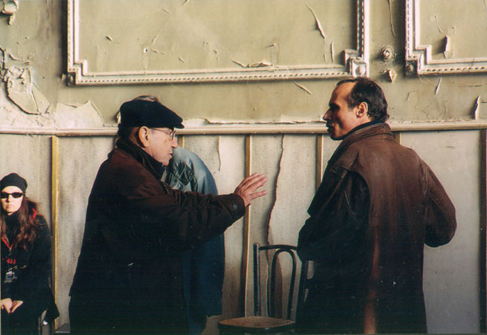 &nbsp;Theo&nbsp;Angelopoulos&nbsp;und&nbsp;Mitarbeitende&nbsp;während&nbsp;der&nbsp;Dreharbeiten&nbsp;zum&nbsp;Film&nbsp;«Eleni&nbsp;-&nbsp;die&nbsp;Erde&nbsp;weint»,&nbsp;2002.