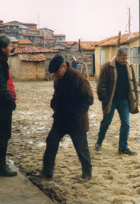 &nbsp;Theo&nbsp;Angelopoulos&nbsp;und&nbsp;Mitarbeitende&nbsp;während&nbsp;der&nbsp;Dreharbeiten&nbsp;zum&nbsp;Film&nbsp;«Eleni&nbsp;-&nbsp;die&nbsp;Erde&nbsp;weint»,&nbsp;2002.