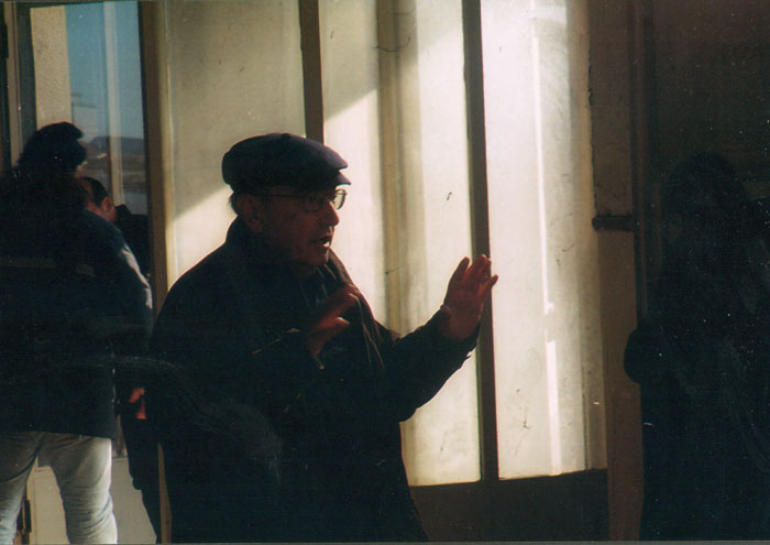 Theo&nbsp;Angelopoulos&nbsp;und&nbsp;Mitarbeitende&nbsp;während&nbsp;der&nbsp;Dreharbeiten&nbsp;zum&nbsp;Film&nbsp;«Eleni&nbsp;-&nbsp;die&nbsp;Erde&nbsp;weint»,&nbsp;2002.
