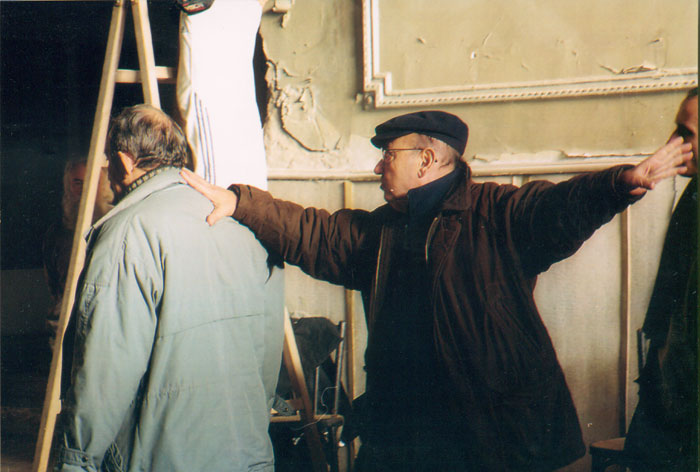 &nbsp;Theo&nbsp;Angelopoulos&nbsp;und&nbsp;Mitarbeitende&nbsp;während&nbsp;der&nbsp;Dreharbeiten&nbsp;zum&nbsp;Film&nbsp;«Eleni&nbsp;-&nbsp;die&nbsp;Erde&nbsp;weint»,&nbsp;2002.