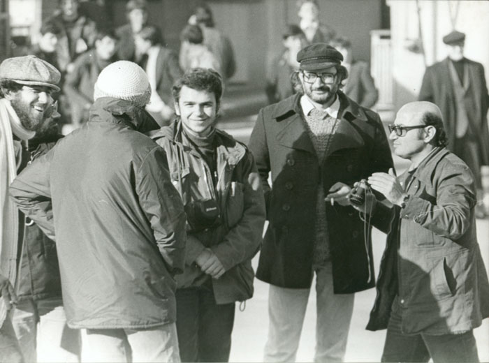&nbsp;Theo&nbsp;Angelopoulos&nbsp;und&nbsp;Mitarbeitende&nbsp;während&nbsp;der&nbsp;Dreharbeiten&nbsp;zum&nbsp;Film&nbsp;«Die&nbsp;Jäger»,&nbsp;Organismo&nbsp;Fotoreportaje&nbsp;O.E.,&nbsp;1976.