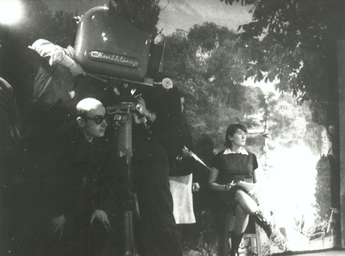 Theo&nbsp;Angelopoulos&nbsp;mit&nbsp;Studienfreunden&nbsp;während&nbsp;Dreharbeiten&nbsp;im&nbsp;I.D.H.E.C.