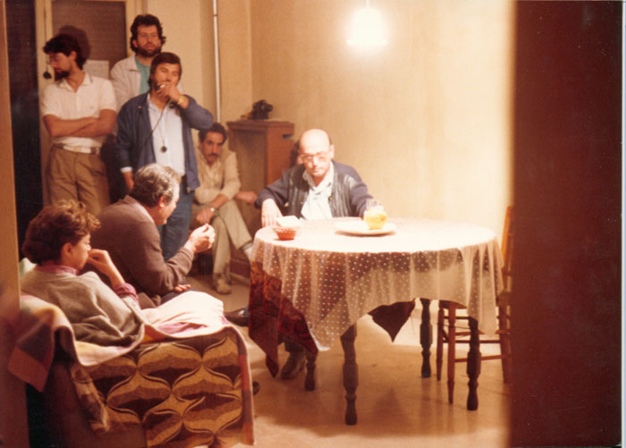 Theo&nbsp;Angelopoulos,&nbsp;Marcello&nbsp;Mastroianni&nbsp;und&nbsp;Mitarbeitende&nbsp;während&nbsp;der&nbsp;Dreharbeiten&nbsp;zum&nbsp;Film&nbsp;«Der&nbsp;Bienenzüchter»,&nbsp;1986&nbsp;(A).