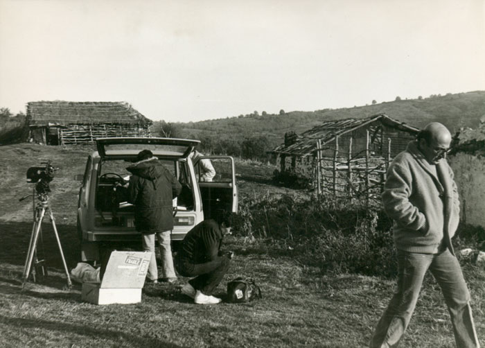 Theo&nbsp;Angelopoulos&nbsp;und&nbsp;Mitarbeitende&nbsp;während&nbsp;der&nbsp;Dreharbeiten&nbsp;zum&nbsp;Film&nbsp;«Der&nbsp;Bienenzüchter»,&nbsp;1986,&nbsp;Griechische&nbsp;Gesellschaft&nbsp;für&nbsp;Fotoreportage.