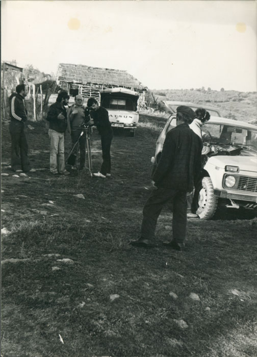 &nbsp;Theo&nbsp;Angelopoulos&nbsp;und&nbsp;Mitarbeitende&nbsp;während&nbsp;der&nbsp;Dreharbeiten&nbsp;zum&nbsp;Film&nbsp;«Der&nbsp;Bienenzüchter»,&nbsp;1986,&nbsp;Griechische&nbsp;Gesellschaft&nbsp;für&nbsp;Fotoreportage.