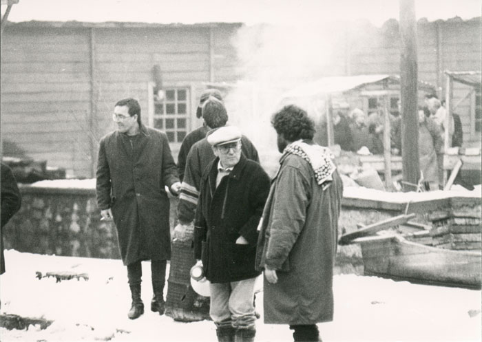 &nbsp;Theo&nbsp;Angelopoulos&nbsp;und&nbsp;Mitarbeitende&nbsp;während&nbsp;der&nbsp;Dreharbeiten&nbsp;zum&nbsp;Film&nbsp;«Der&nbsp;schwebende&nbsp;Schritt&nbsp;des&nbsp;Storches».