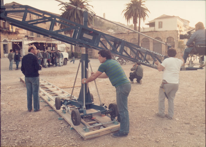 &nbsp;Theo&nbsp;Angelopoulos&nbsp;und&nbsp;Mitarbeitende&nbsp;während&nbsp;der&nbsp;Dreharbeiten&nbsp;zum&nbsp;Film&nbsp;«Reise&nbsp;nach&nbsp;Kithera»,&nbsp;Mitropapas&nbsp;Video,&nbsp;1983.&nbsp;
