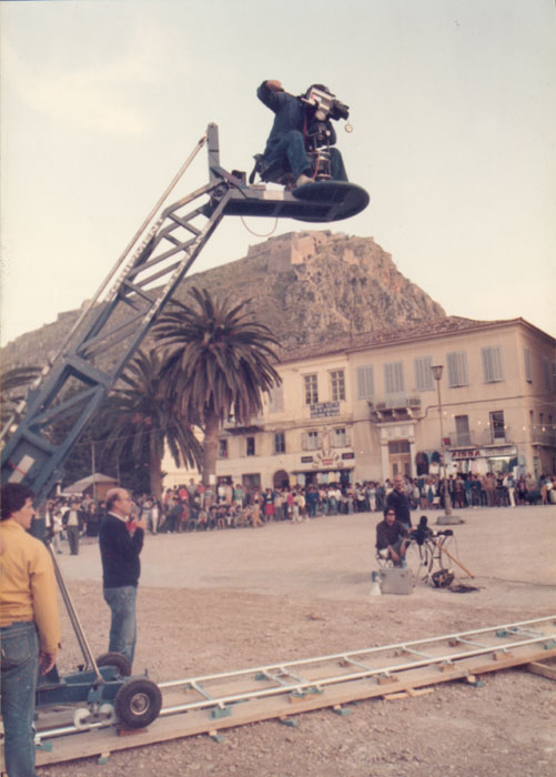 &nbsp;Theo&nbsp;Angelopoulos&nbsp;und&nbsp;Mitarbeitende&nbsp;während&nbsp;der&nbsp;Dreharbeiten&nbsp;zum&nbsp;Film&nbsp;«Reise&nbsp;nach&nbsp;Kithera»,&nbsp;1983.&nbsp;