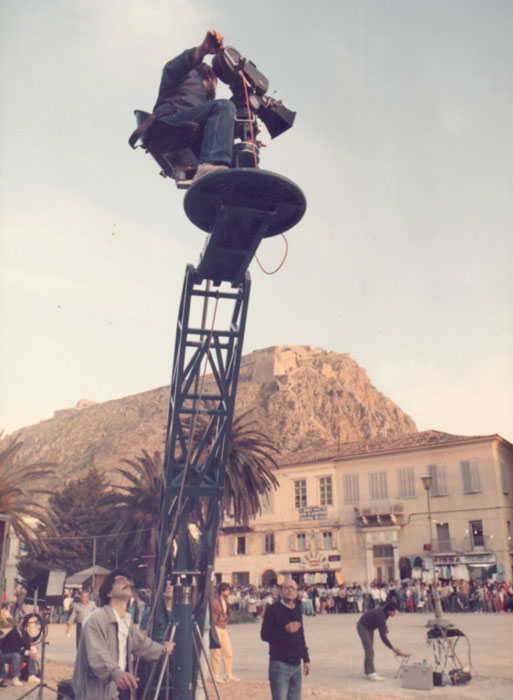 &nbsp;&nbsp;Theo&nbsp;Angelopoulos&nbsp;und&nbsp;Mitarbeitende&nbsp;während&nbsp;der&nbsp;Dreharbeiten&nbsp;zum&nbsp;Film&nbsp;«Reise&nbsp;nach&nbsp;Kithera»,&nbsp;Mitropapas&nbsp;Video,&nbsp;1983.