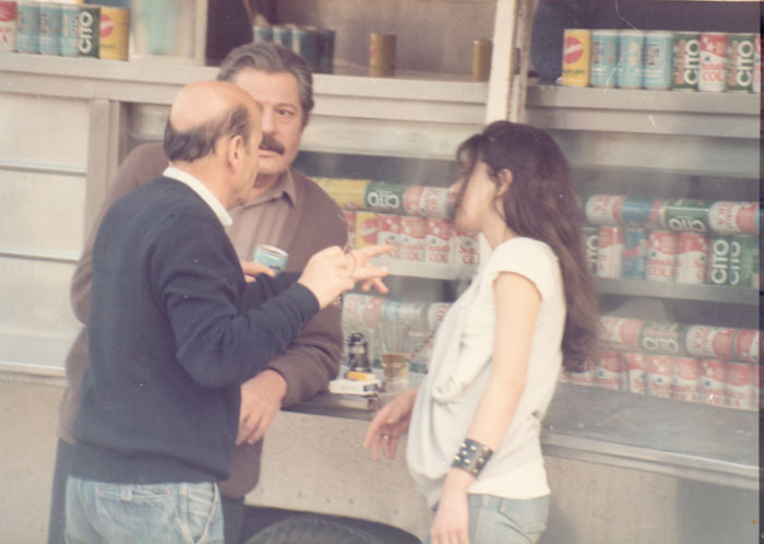 &nbsp;Theo&nbsp;Angelopoulos,&nbsp;Marcello&nbsp;Mastroianni&nbsp;und&nbsp;Nadia&nbsp;Mourouzi&nbsp;während&nbsp;Dreharbeiten&nbsp;zum&nbsp;Film&nbsp;«Der&nbsp;Bienenzüchter»,&nbsp;Mitropapas&nbsp;Video,&nbsp;1986.