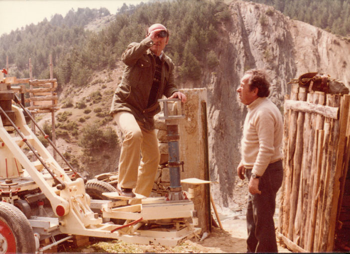 Theo&nbsp;Angelopoulos&nbsp;avec&nbsp;ses&nbsp;collaborateurs&nbsp;pendant&nbsp;le&nbsp;tournage&nbsp;du&nbsp;film&nbsp;“Voyage&nbsp;à&nbsp;Cythère”,&nbsp;1983